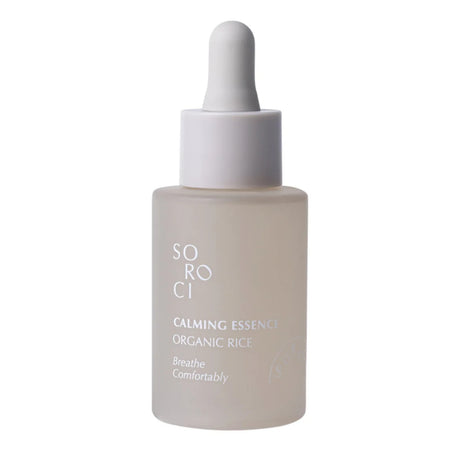 Flacone opaco con contagocce bianco della SOROCI Calming Essence Organic Rice, su sfondo bianco neutro con design minimal e scritta centrale.