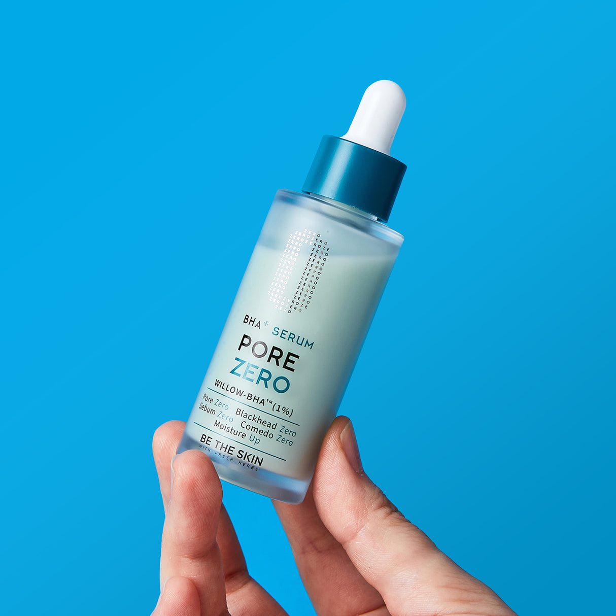Mano che tiene il siero BE THE SKIN PORE ZERO BHA+ con contagocce, su sfondo blu acceso.
Fammi sapere se vuoi una versione SEO-friendly, in inglese o adattata per social media!