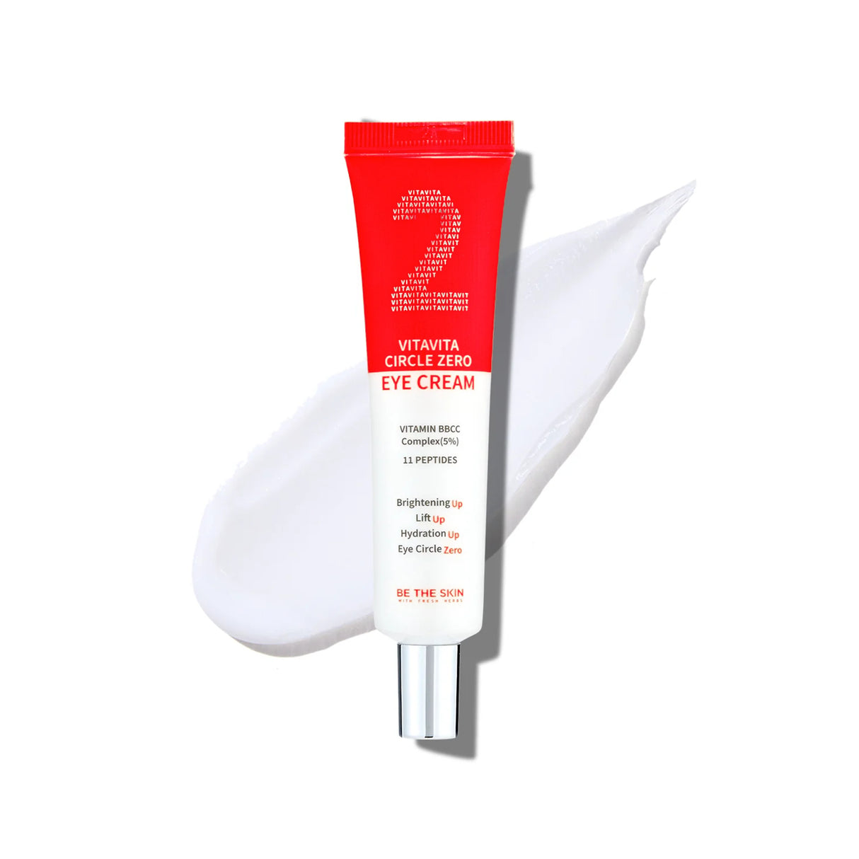 Tubo della "Vitavita Circle Zero Eye Cream" di Be The Skin su sfondo bianco con una texture cremosa stesa dietro al prodotto. Il packaging è rosso e bianco con dettagli in arancione e argento, e promuove benefici come illuminazione, effetto lifting, idratazione e riduzione delle occhiaie grazie al complesso Vitamin BBCC (5%) e 11 peptidi.