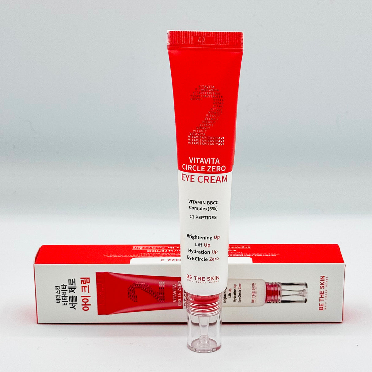 Tubo in piedi della "Vitavita Circle Zero Eye Cream" di Be The Skin, posizionato davanti alla sua confezione rossa e bianca. Il design del prodotto evidenzia la presenza del complesso Vitamin BBCC (5%) e 11 peptidi, con benefici dichiarati come illuminazione, effetto lifting, idratazione e riduzione delle occhiaie. Lo sfondo è neutro e luminoso.