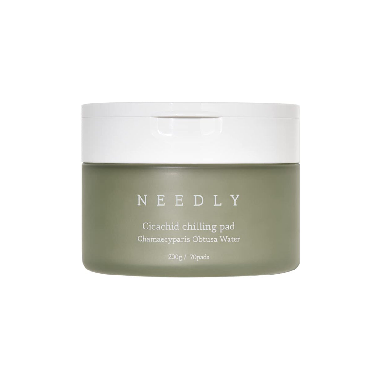 Vasetto verde oliva con tappo bianco del prodotto NEEDLY Cicachid Chilling Pad, con testo descrittivo “Chamaecyparis Obtusa Water” e indicazione di contenuto: 200 g / 70 pads, su sfondo bianco.