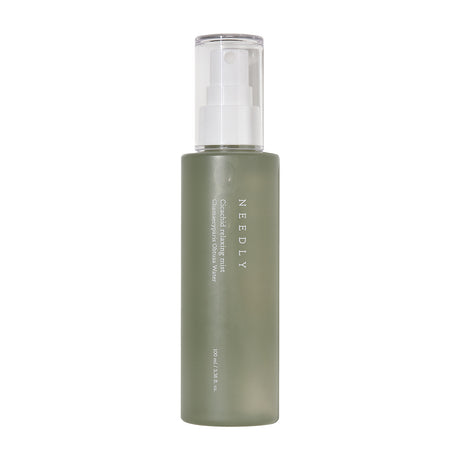 Flacone in vetro satinato verde con erogatore spray bianco della Needly Cicachid Relaxing Mist, fotografato su sfondo bianco neutro.