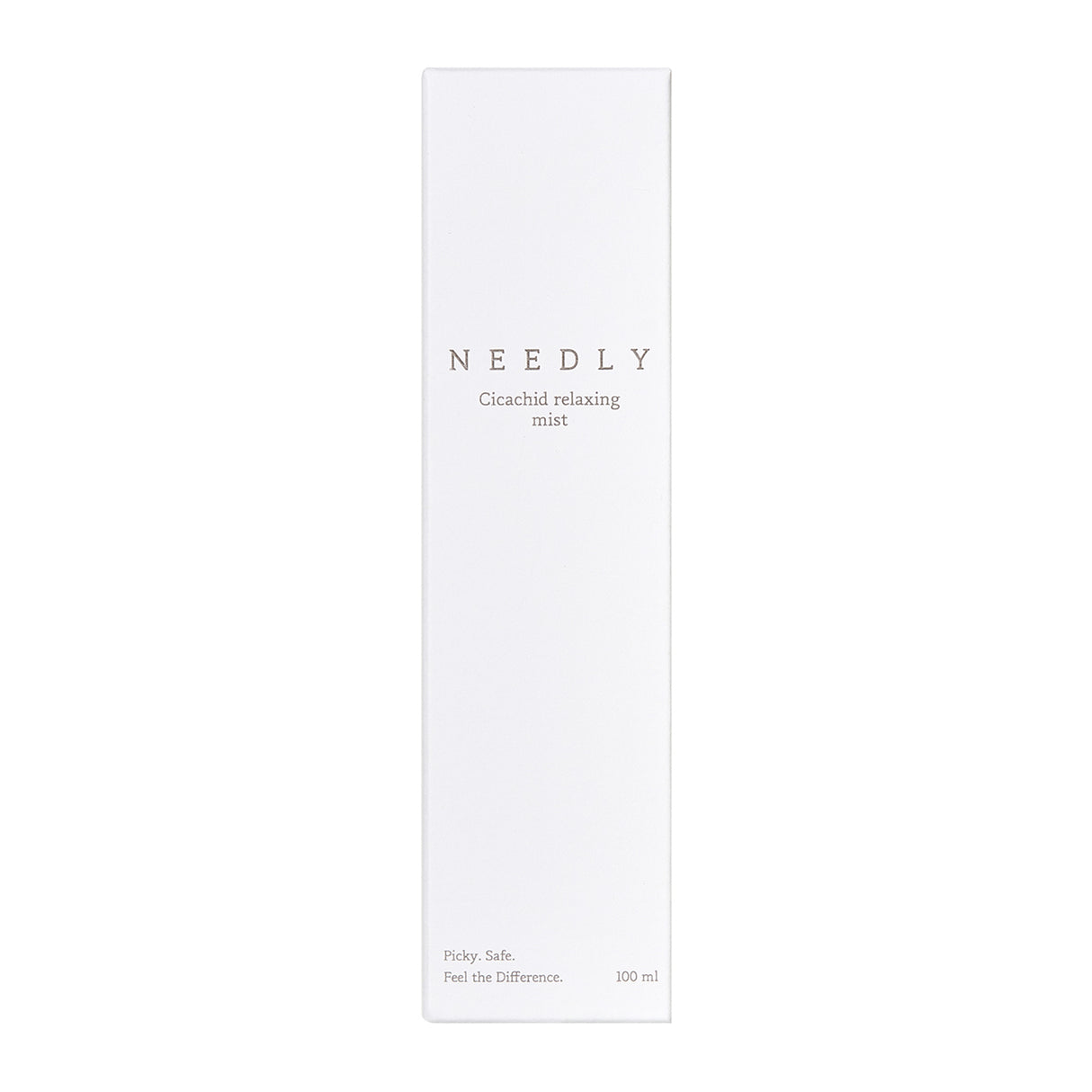 Scatola bianca minimalista della Needly Cicachid Relaxing Mist, con scritte sottili grigie e dettagli del prodotto (100 ml) su sfondo bianco neutro, evidenziando l’estetica pulita ed elegante del packaging.