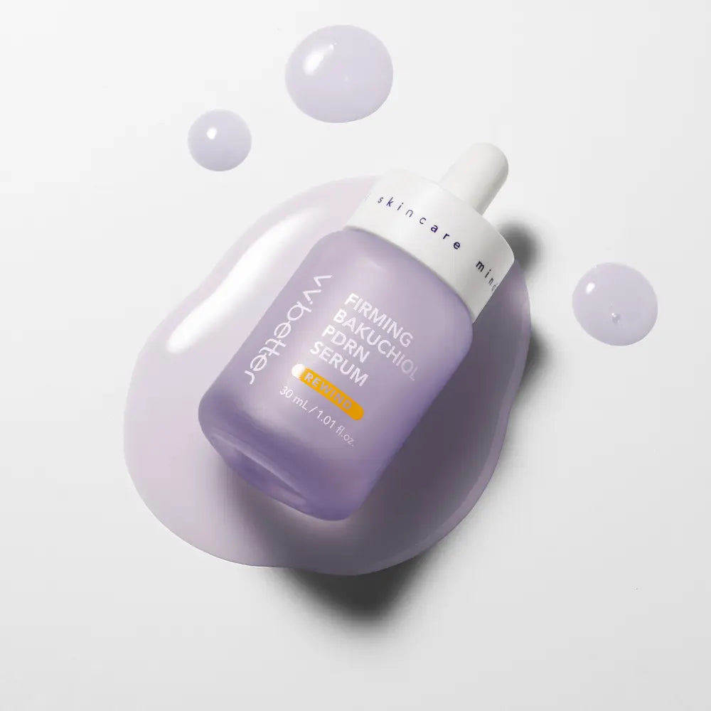 Flacone del siero rassodante VVBETTER Bakuchiol PDRN 30 ml appoggiato su una texture di prodotto, formulazione leggera e setosa ideale per migliorare elasticità, tonicità e luminosità della pelle.