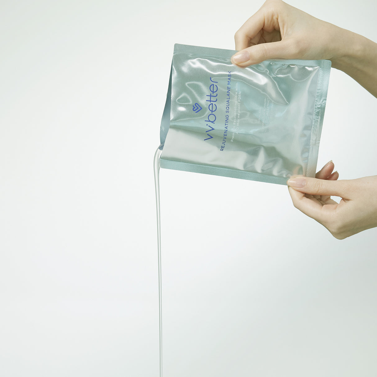 sacchetto argento da cui esce acqua tenuto in mano vvbetter scritta viola