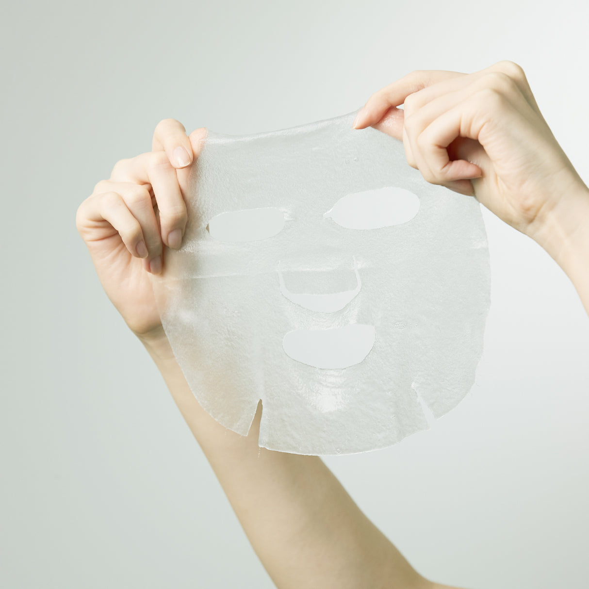 maschera tenuta in mano