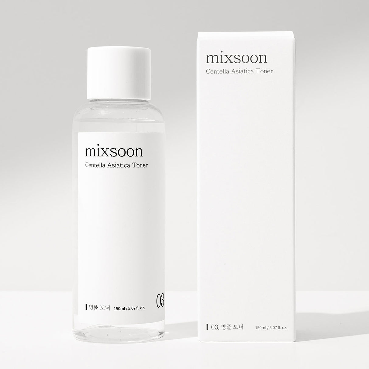 Flacone da 150 ml di Mixsoon Centella Asiatica Toner affiancato dalla sua confezione bianca minimalista. Il design pulito enfatizza la purezza e la delicatezza del prodotto, ideale per una skincare calmante e naturale.