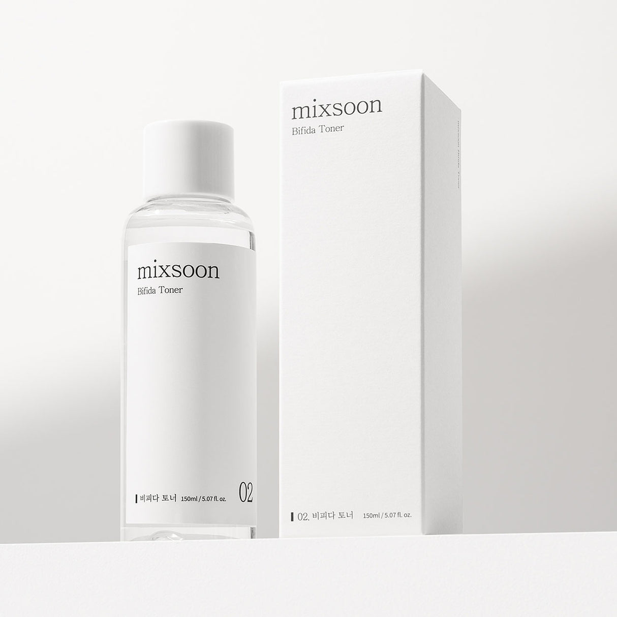 Flacone da 150 ml di Mixsoon Bifida Toner accanto alla sua confezione minimalista bianca. L’estetica pulita e sofisticata comunica purezza e qualità, perfetta per una skincare essenziale ed efficace.