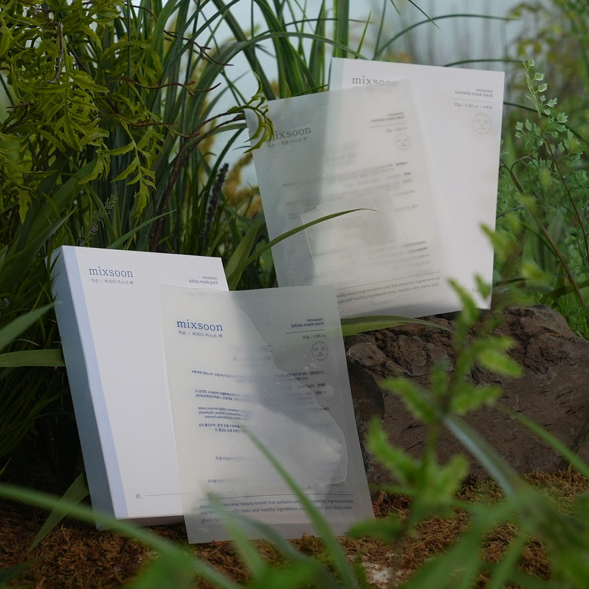 mixsoon centella mask pack rettangoli bianchi su sfondo con piante