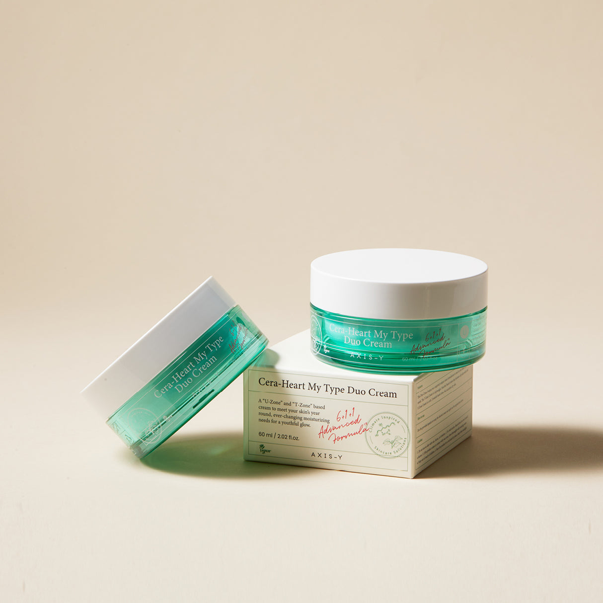 cera duo cream due vasetti di crema verde con bìtappo bianco su scatola cera heart my type duo cream su sfonod bianco