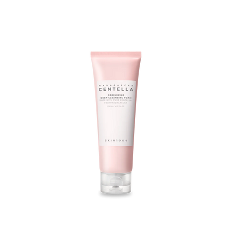 Tubo rosa da 125ml del detergente SKIN1004 Madagascar Centella Poreminizing Deep Cleansing Foam su sfondo .