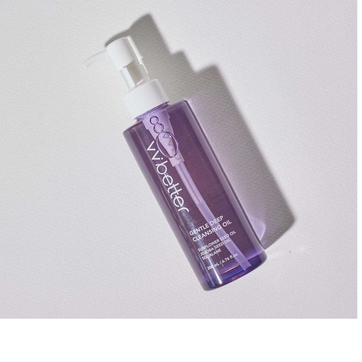 Flacone singolo del vvbetter Gentle Deep Cleansing Oil con dispenser bianco, ombreggiato su sfondo bianco e illuminato da luce naturale.