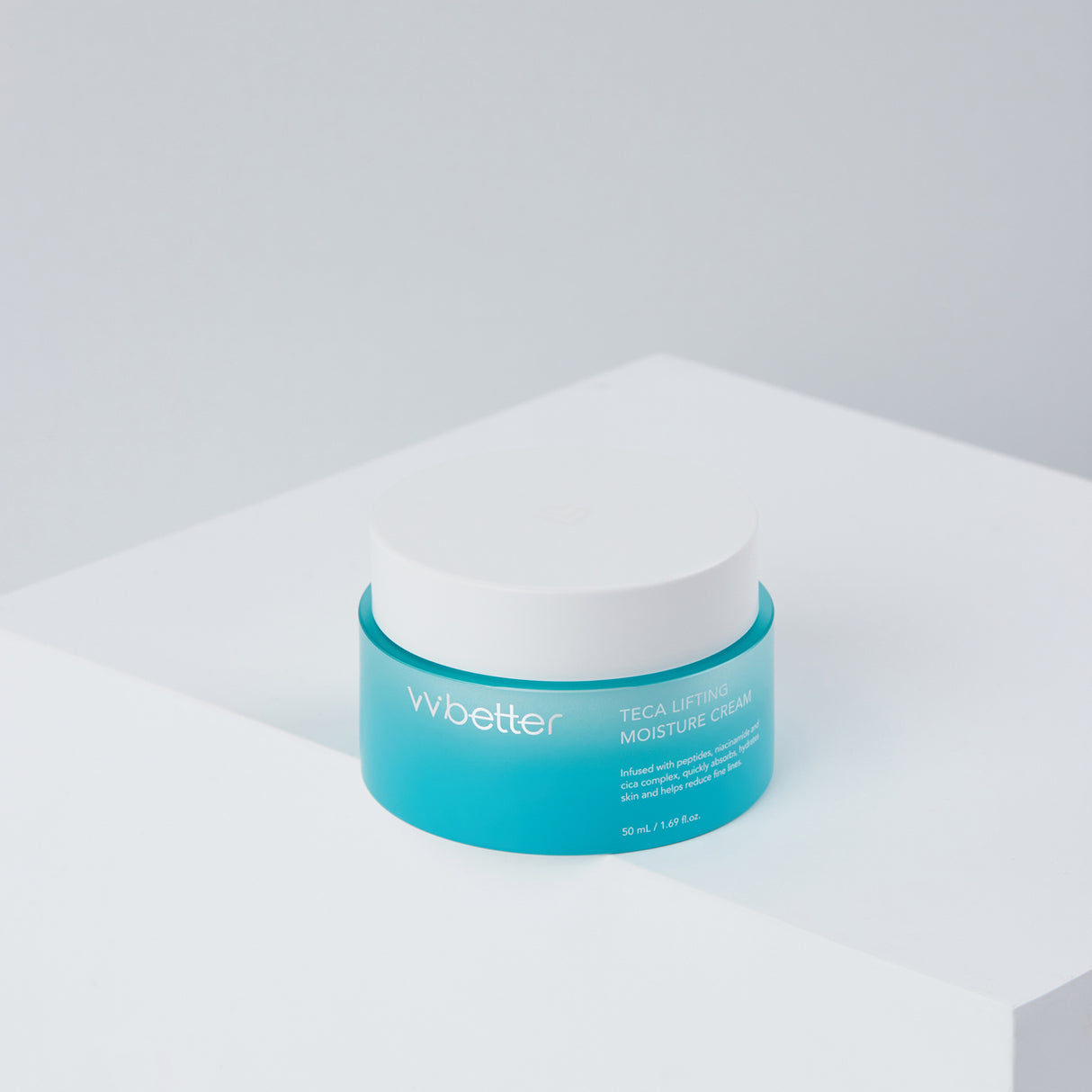 Vasetto turchese con tappo bianco della vvbetter Teca Lifting Moisture Cream posizionato su una superficie bianca minimale, in uno stile pulito e moderno che trasmette freschezza e cura della pelle.