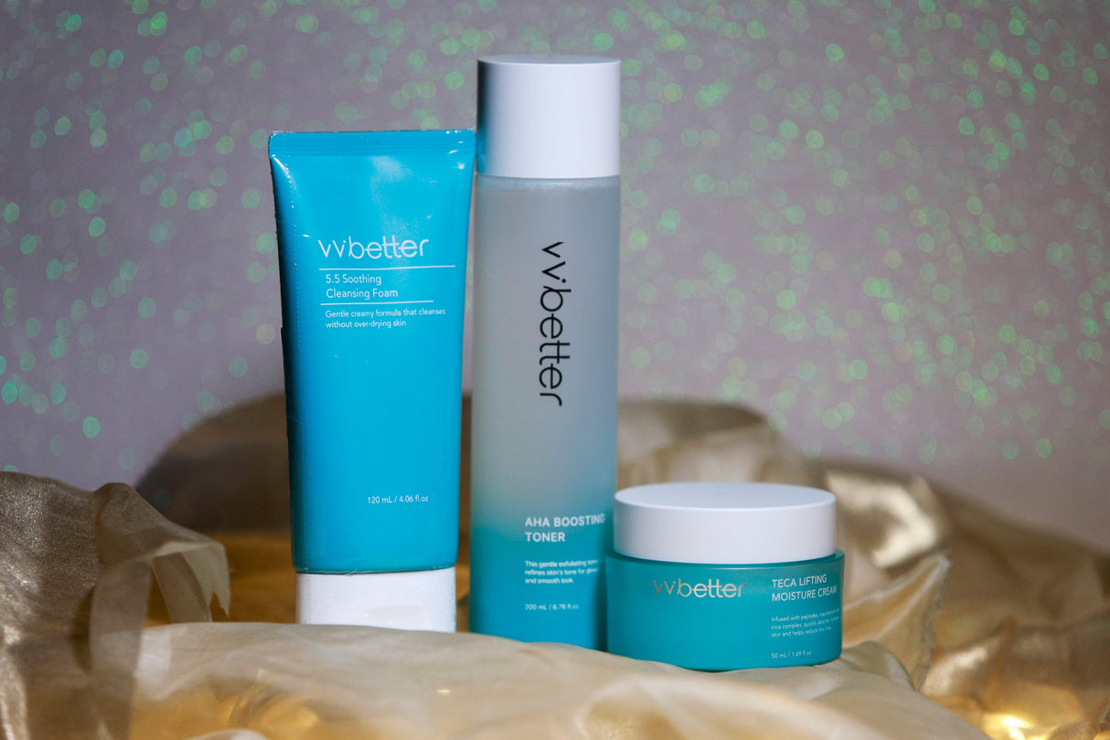 Linea di skincare 'vvbetter' composta da tre prodotti: detergente schiumogeno, tonico esfoliante AHA e crema idratante lifting TECA, presentati su sfondo elegante e brillante."