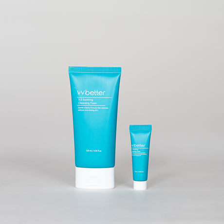 Due tubi azzurri del detergente vvbetter 5.5 Soothing Cleansing Foam, uno da 120 ml e uno da 10 ml, entrambi con tappo bianco e scritte bianche, su sfondo grigio chiaro.