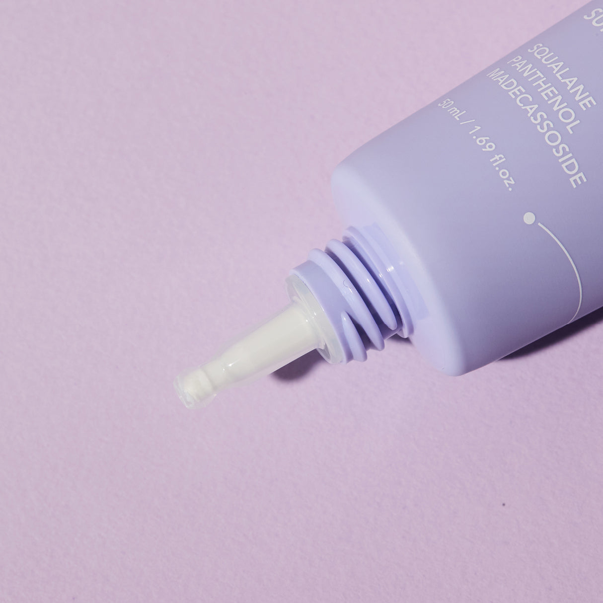 Dettaglio dell'applicatore del vvbetter Daily Airfit Sunscreen SPF 50+ PA++++, con beccuccio sottile per un dosaggio preciso. Lo sfondo lilla richiama il colore del packaging, sottolineando un'estetica delicata e funzionale.