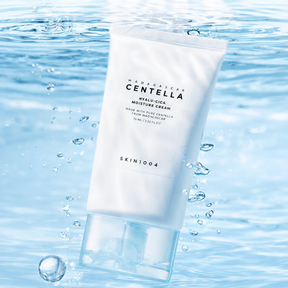 centella hyalu-cica moisture cream barattolo bianco con tappo azzurro su sfondo azzurro acqua con bolle