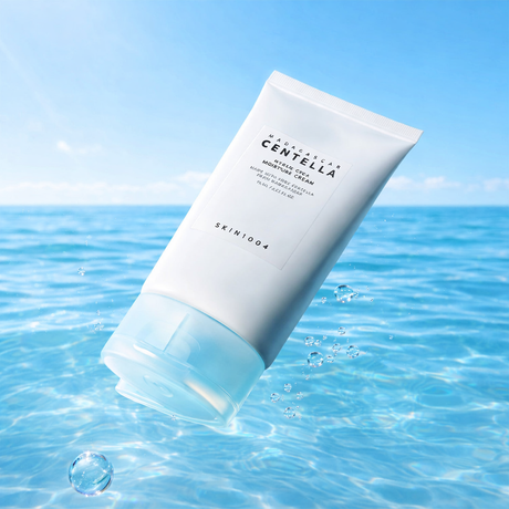 centella hyalu cica moisture cream tubetto bianco con tappo azzurro chiaro su sfondo azzurro acqua e cielo 
