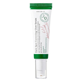 Tubo verticale di siero AXIS-Y Dark Spot Correcting Glow Serum da 50 ml con tappo trasparente e scritte verdi e rosse, su sfondo bianco neutro.