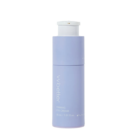 Flacone lavanda del vvbetter Firming Eye Cream da 30 mL / 1.01 fl.oz. con tappo bianco a pompa visibile, mostrato su sfondo bianco per evidenziare il design minimal e moderno del prodotto.