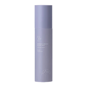Flacone viola opaco del mist viso SOROCI Morning Drizzle Bucket Mist alla aronia berry, in piedi su sfondo bianco neutro con scritte minimal.