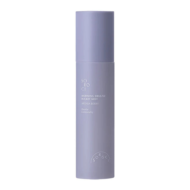 Flacone viola opaco del mist viso SOROCI Morning Drizzle Bucket Mist alla aronia berry, in piedi su sfondo bianco neutro con scritte minimal.