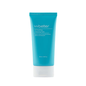 Tubo azzurro con tappo bianco del detergente viso vvbetter 5.5 Soothing Cleansing Foam, con scritte bianche su sfondo bianco.