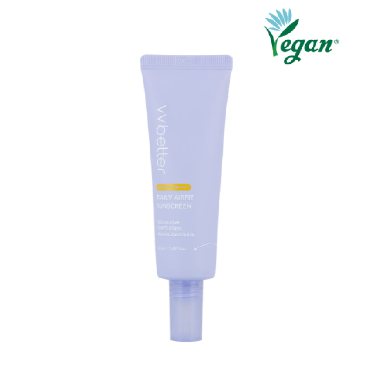 Tubo lilla di vvbetter Daily Airfit Sunscreen SPF 50+ PA++++, con tappo sottile trasparente e scritta “Vegan” nell’angolo superiore destro. Il design pulito comunica leggerezza, protezione quotidiana e attenzione alla formulazione cruelty-free.

