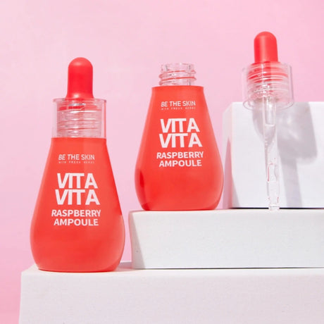 due ampolle vita vita be the skin raspberry ampoule rosse su sfondo rosa chiaro 