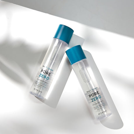 Due flaconi di toner Pore Zero BHA+ Toner di Be The Skin disposti su superficie bianca con ombre leggere, tappo blu e design minimal.