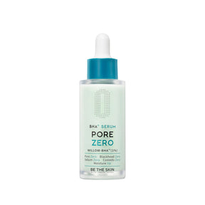 Flacone con contagocce del siero viso BE THE SKIN PORE ZERO BHA+ SERUM con tappo blu e scritte nere e azzurre su sfondo bianco.