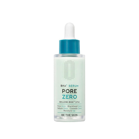 Flacone con contagocce del siero viso BE THE SKIN PORE ZERO BHA+ SERUM con tappo blu e scritte nere e azzurre su sfondo bianco.