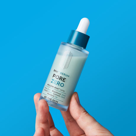 Mano che tiene il siero BE THE SKIN PORE ZERO BHA+ con contagocce, su sfondo blu acceso.

Fammi sapere se vuoi una versione SEO-friendly, in inglese o adattata per social media!