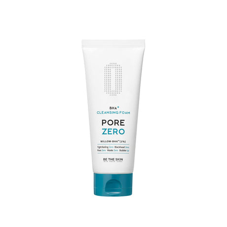 Tubo del detergente viso BE THE SKIN PORE ZERO BHA+ CLEANSING FOAM con tappo azzurro e scritte nere e blu su sfondo bianco.