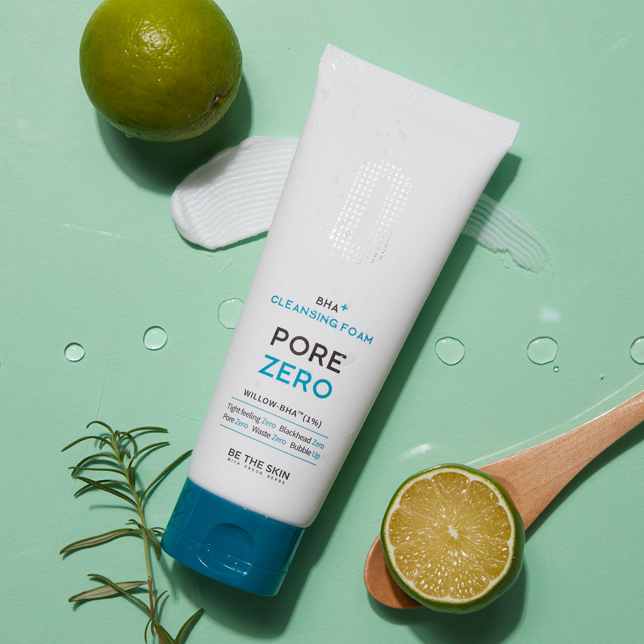 Detergente viso BE THE SKIN PORE ZERO BHA+ CLEANSING FOAM su sfondo verde con lime tagliato, rametto di rosmarino, gocce d'acqua e texture del prodotto.


