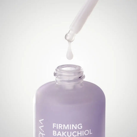 Dettaglio contagocce con goccia di siero VVBETTER Bakuchiol PDRN 30 ml. Primo piano del contagocce con goccia di siero rassodante VVBETTER Bakuchiol PDRN 30 ml, texture leggera e setosa ideale per migliorare elasticità e tonicità della pelle.