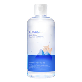 "Flacone trasparente di Mixsoon Glacier Water Hyaluronic Acid Serum da 300 ml, con etichetta blu decorata da un'illustrazione di un orsetto polare tra i ghiacci, su sfondo bianco."

