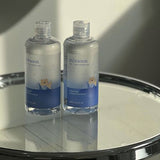 Flacone di Mixsoon Glacier Water Hyaluronic Acid Serum avvolto da schizzi d'acqua trasparente su sfondo azzurro chiaro, che trasmette una sensazione di freschezza e idratazione intensa.

