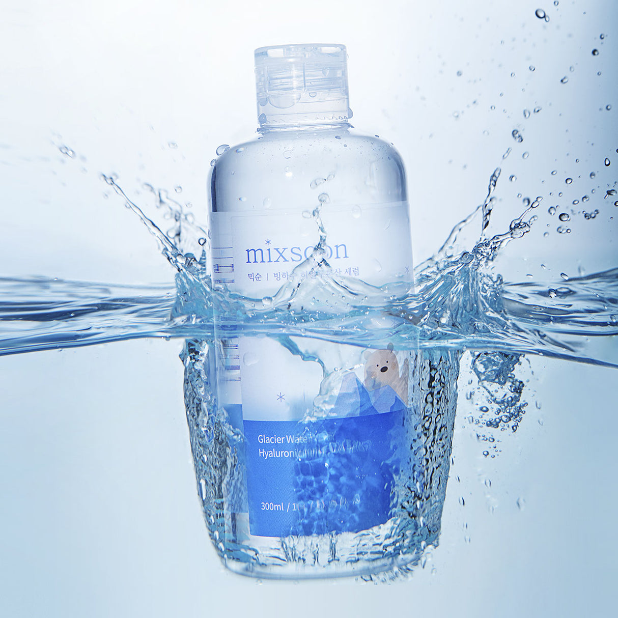 Flacone da 300 ml di Mixsoon Glacier Water Hyaluronic Acid Serum immerso in acqua trasparente, con schizzi dinamici che evidenziano freschezza, idratazione e purezza del prodotto.

