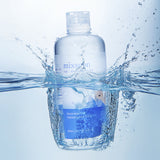 Flacone da 300 ml di Mixsoon Glacier Water Hyaluronic Acid Serum immerso in acqua trasparente, con schizzi dinamici che evidenziano freschezza, idratazione e purezza del prodotto.

