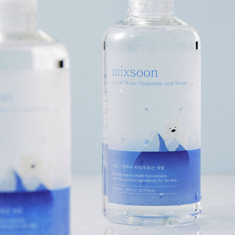 "Flacone trasparente del siero Mixsoon Glacier Water Hyaluronic Acid Serum da 300 ml con etichetta bianca e blu, decorata con un disegno di orso polare tra i ghiacci, su sfondo azzurro ghiaccio in stile minimal."

