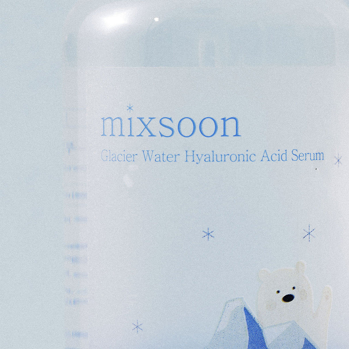 "Dettaglio dell'etichetta del siero Mixsoon Glacier Water Hyaluronic Acid Serum, con il nome del prodotto in blu, fiocchi di neve stilizzati e un'illustrazione di un orso polare tra i ghiacci."

