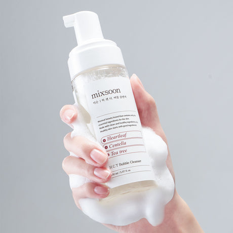 "Mano che tiene il flacone di Mixsoon H.C.T. Bubble Cleanser da 150 ml, con schiuma detergente visibile sulla mano e sul flacone, su sfondo chiaro."

