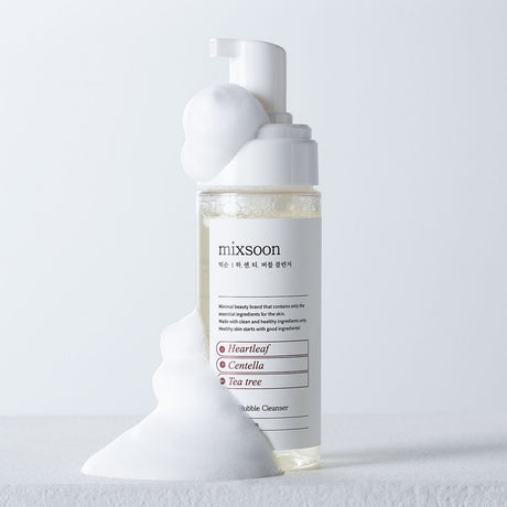 Flacone del detergente Mixsoon H.C.T. Bubble Cleanser con erogatore e schiuma bianca
