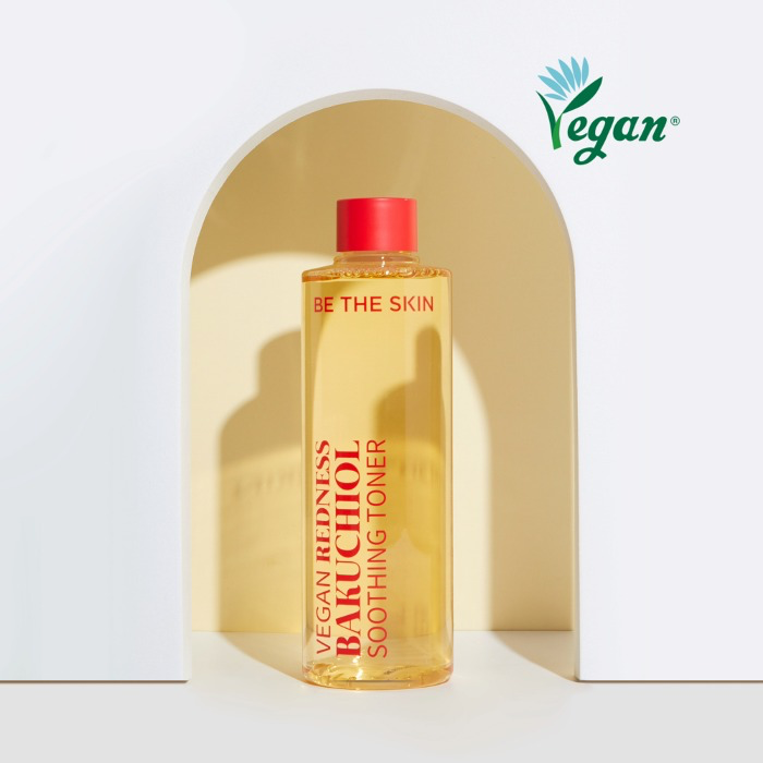 vegan redness bakuchiol soothing toner barattolo trasparente con linquido giallo su sfondo bianco con porta illuminata e scritta vegan