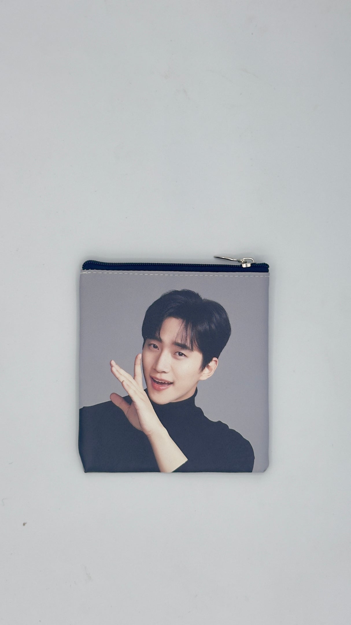 Pochette multiuso con zip – stampa attori e idol coreani 12,5 × 11,5 cm