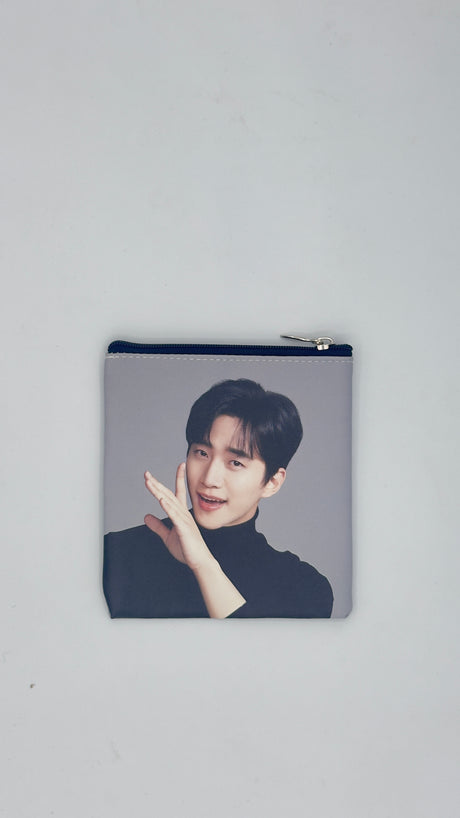 Pochette multiuso con zip – stampa attori e idol coreani 12,5 × 11,5 cm
