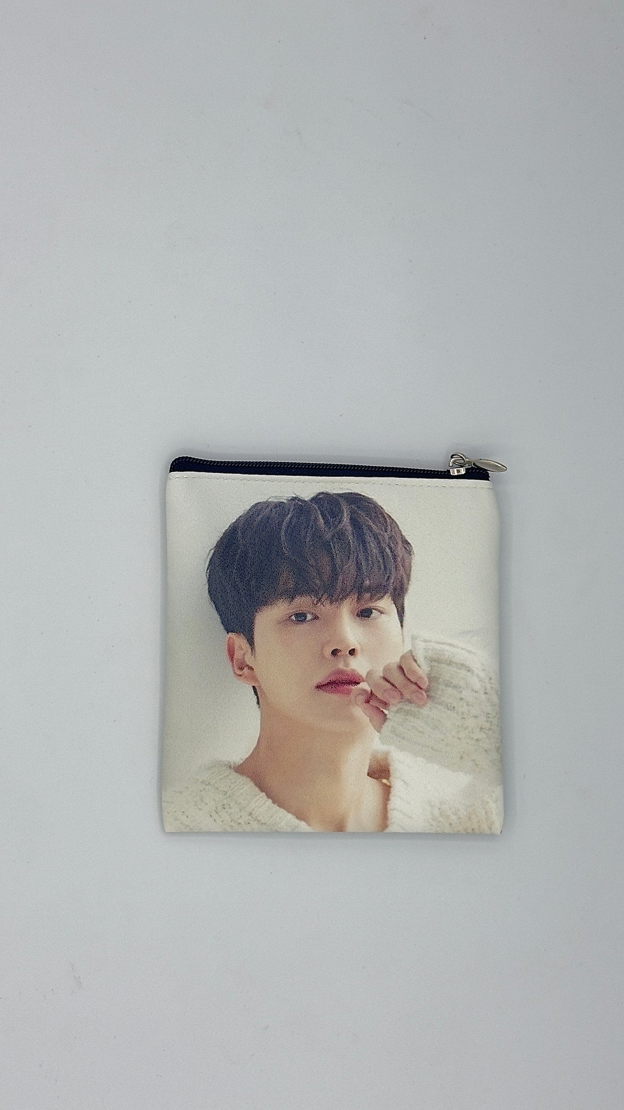 Pochette multiuso con zip – stampa attori e idol coreani 12,5 × 11,5 cm