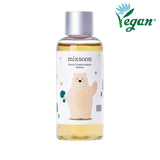Bottiglia trasparente di Mixsoon Soondy Centella Asiatica Essence con etichetta decorata da un simpatico orso beige e motivi naturali. La scritta "Vegan" in alto a destra evidenzia la certificazione del prodotto come vegano.

