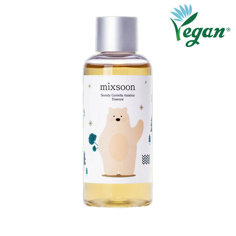 Bottiglia trasparente di Mixsoon Soondy Centella Asiatica Essence con etichetta decorata da un simpatico orso beige e motivi naturali. La scritta "Vegan" in alto a destra evidenzia la certificazione del prodotto come vegano.

